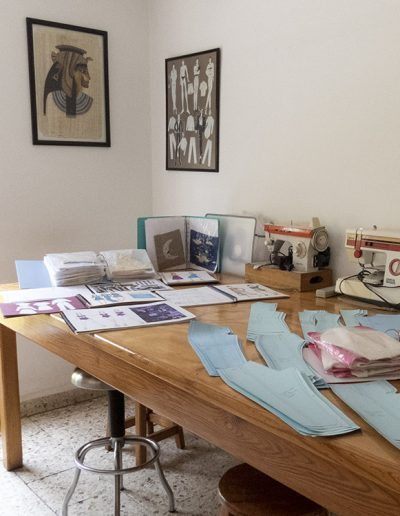 Salón multi usos de las instalaciones de Escuela de Diseño y Modas Gama. Se muestra en una mesa distintos proyectos de los alumnos.