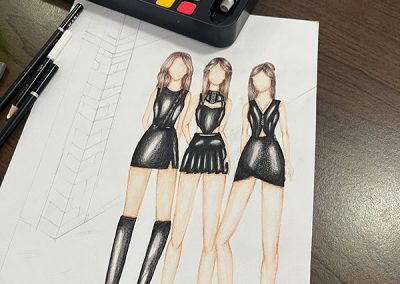 Creación de mini colección. Dibujos con texturas de cuero negro usando la técnica de acuarela. Son 3 modelos, las tres usan minifalda y blusas pegadas. Una de ellas usa botas a las rodillas, y las otras dos zapatos de tacón de 10cm.