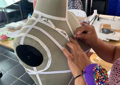 Creación de una prenda para la materia de modelado sobre maniquí. Se muestra cómo una alumna va creando un escote ondulado sobre el maniquí.